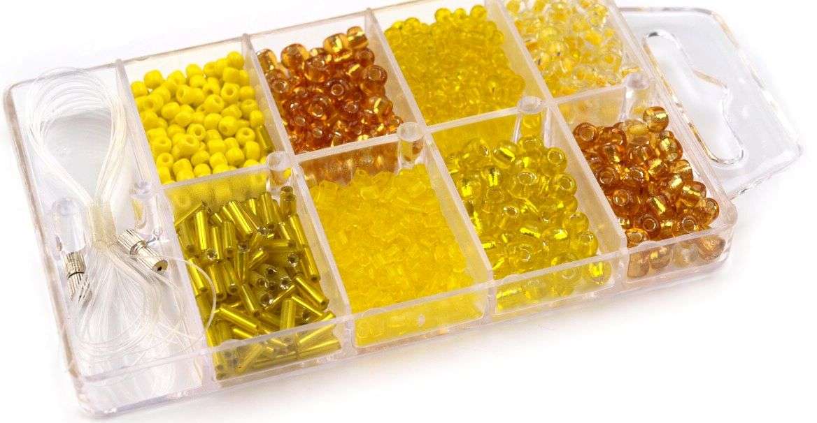 Sada korálků a komponentů v plastovém boxu - výběr variant - zlato-žlutý mix